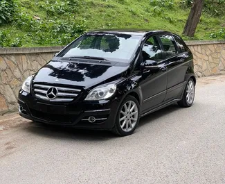 Vooraanzicht van een huurauto Mercedes-Benz B-Class in Durrës, Albanië ✓ Auto #7300. ✓ Transmissie Automatisch TM ✓ 6 beoordelingen.