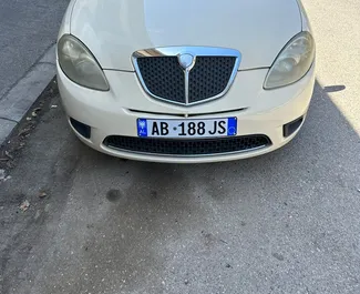 Vooraanzicht van een huurauto Lancia Ypsilon in Durrës, Albanië ✓ Auto #7302. ✓ Transmissie Handmatig TM ✓ 1 beoordelingen.