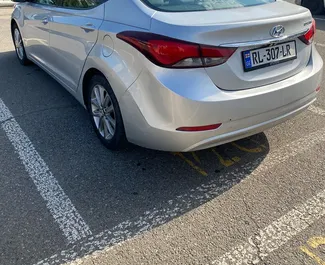 Hyundai Elantra 2015 met Vooraandrijving systeem, beschikbaar op de luchthaven van Koetaisi.