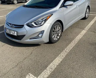 Vooraanzicht van een huurauto Hyundai Elantra op de luchthaven van Koetaisi, Georgië ✓ Auto #7193. ✓ Transmissie Automatisch TM ✓ 3 beoordelingen.