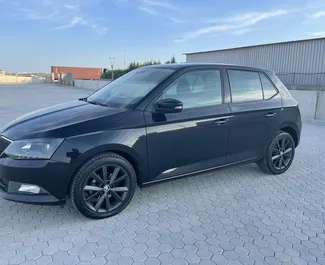 Vooraanzicht van een huurauto Skoda Fabia in Durrës, Albanië ✓ Auto #7288. ✓ Transmissie Automatisch TM ✓ 6 beoordelingen.