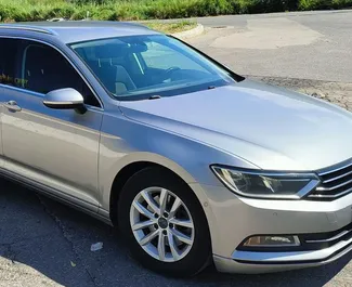 Vooraanzicht van een huurauto Volkswagen Passat Variant in Budva, Montenegro ✓ Auto #7187. ✓ Transmissie Automatisch TM ✓ 1 beoordelingen.