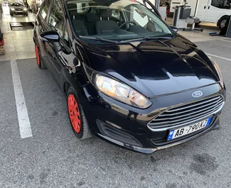 Vooraanzicht van een huurauto Ford Fiesta op de luchthaven van Tirana, Albanië ✓ Auto #7264. ✓ Transmissie Handmatig TM ✓ 0 beoordelingen.