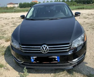 Vooraanzicht van een huurauto Volkswagen Passat op de luchthaven van Tirana, Albanië ✓ Auto #7263. ✓ Transmissie Automatisch TM ✓ 1 beoordelingen.