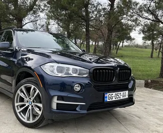 Vooraanzicht van een huurauto BMW X5 in Tbilisi, Georgië ✓ Auto #7265. ✓ Transmissie Automatisch TM ✓ 0 beoordelingen.