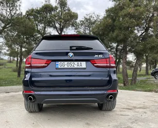 BMW X5 2014 beschikbaar voor verhuur in Tbilisi, met een kilometerlimiet van onbeperkt.