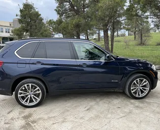 Interieur van BMW X5 te huur in Georgië. Een geweldige auto met 7 zitplaatsen en een Automatisch transmissie.