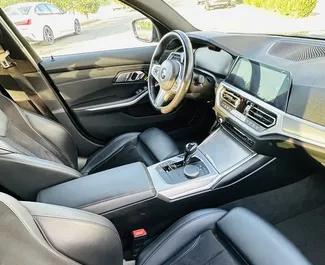 Interieur van BMW 320d te huur in Georgië. Een geweldige auto met 4 zitplaatsen en een Automatisch transmissie.