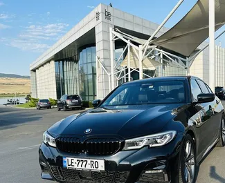 Vooraanzicht van een huurauto BMW 320d in Tbilisi, Georgië ✓ Auto #7242. ✓ Transmissie Automatisch TM ✓ 0 beoordelingen.