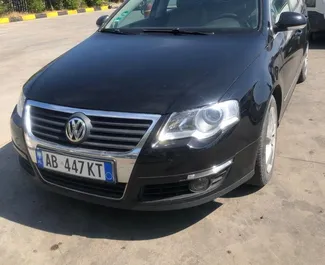 Vooraanzicht van een huurauto Volkswagen Passat Variant in Durrës, Albanië ✓ Auto #7291. ✓ Transmissie Automatisch TM ✓ 1 beoordelingen.