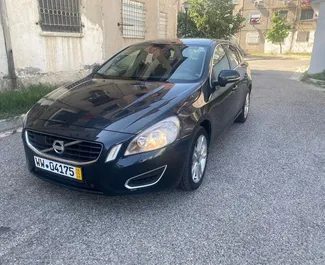 Vooraanzicht van een huurauto Volvo V60 in Durrës, Albanië ✓ Auto #7290. ✓ Transmissie Handmatig TM ✓ 1 beoordelingen.