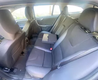 Interieur van Volvo V60 te huur in Albanië. Een geweldige auto met 5 zitplaatsen en een Handmatig transmissie.