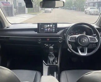 Interieur van Toyota Yaris Ativ te huur in Thailand. Een geweldige auto met 5 zitplaatsen en een Automatisch transmissie.