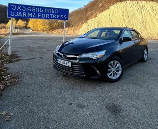 Vooraanzicht van een huurauto Toyota Camry in Tbilisi, Georgië ✓ Auto #7319. ✓ Transmissie Automatisch TM ✓ 0 beoordelingen.