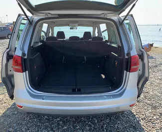 Volkswagen Sharan 2013 beschikbaar voor verhuur in Larnaca, met een kilometerlimiet van onbeperkt.