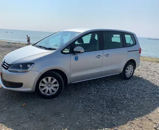 Vooraanzicht van een huurauto Volkswagen Sharan in Larnaca, Cyprus ✓ Auto #7204. ✓ Transmissie Automatisch TM ✓ 0 beoordelingen.