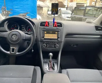 Vooraanzicht van een huurauto Volkswagen Golf 6 in Tirana, Albanië ✓ Auto #7220. ✓ Transmissie Automatisch TM ✓ 0 beoordelingen.