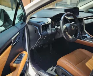 Interieur van Lexus RX 350 te huur in de VAE. Een geweldige auto met 5 zitplaatsen en een Automatisch transmissie.