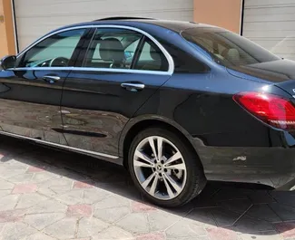 Verhuur Mercedes-Benz C-Class. Comfort, Premium Auto te huur in de VAE ✓ Borg van Borg van 2000 AED ✓ Verzekeringsmogelijkheden TPL, CDW, SCDW, Passagiers, Diefstal.