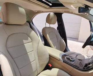 Interieur van Mercedes-Benz C-Class te huur in de VAE. Een geweldige auto met 5 zitplaatsen en een Automatisch transmissie.