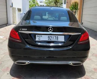 Mercedes-Benz C-Class 2021 beschikbaar voor verhuur in Dubai, met een kilometerlimiet van 250 km/dag.