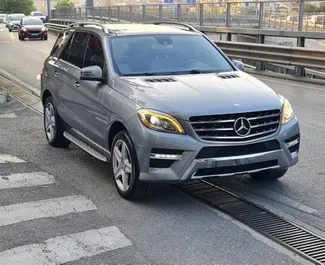 Vooraanzicht van een huurauto Mercedes-Benz ML350 in Tirana, Albanië ✓ Auto #7196. ✓ Transmissie Automatisch TM ✓ 0 beoordelingen.