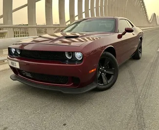 Vooraanzicht van een huurauto Dodge Challenger in Dubai, Verenigde Arabische Emiraten ✓ Auto #7210. ✓ Transmissie Automatisch TM ✓ 0 beoordelingen.