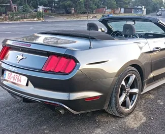 Benzine motor van 3,7L van Ford Mustang Cabrio 2017 te huur in Tbilisi.