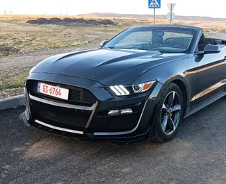 Vooraanzicht van een huurauto Ford Mustang Cabrio in Tbilisi, Georgië ✓ Auto #7241. ✓ Transmissie Automatisch TM ✓ 0 beoordelingen.