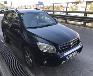 Vooraanzicht van een huurauto Toyota Rav4 in Tirana, Albanië ✓ Auto #7245. ✓ Transmissie Automatisch TM ✓ 0 beoordelingen.