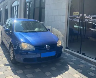 Vooraanzicht van een huurauto Volkswagen Golf 5 op de luchthaven van Tirana, Albanië ✓ Auto #7262. ✓ Transmissie Handmatig TM ✓ 1 beoordelingen.