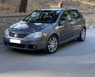 Vooraanzicht van een huurauto Volkswagen Golf 5 in Durrës, Albanië ✓ Auto #7313. ✓ Transmissie Handmatig TM ✓ 1 beoordelingen.