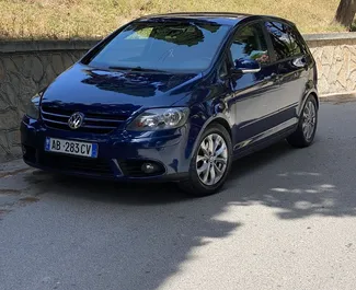 Vooraanzicht van een huurauto Volkswagen Golf Plus in Durrës, Albanië ✓ Auto #7306. ✓ Transmissie Handmatig TM ✓ 2 beoordelingen.