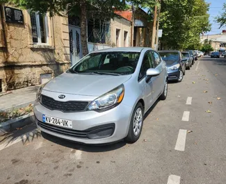 Vooraanzicht van een huurauto Kia Rio in Koetaisi, Georgië ✓ Auto #7206. ✓ Transmissie Handmatig TM ✓ 4 beoordelingen.