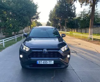 Hybride motor van 2,0L van Toyota Rav4 2022 te huur in Tbilisi.