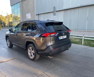 Toyota Rav4 2022 beschikbaar voor verhuur in Tbilisi, met een kilometerlimiet van onbeperkt.