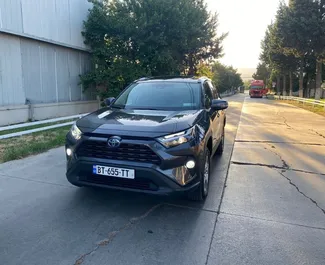 Vooraanzicht van een huurauto Toyota Rav4 in Tbilisi, Georgië ✓ Auto #7267. ✓ Transmissie Automatisch TM ✓ 0 beoordelingen.