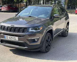 Vooraanzicht van een huurauto Jeep Compass in Tbilisi, Georgië ✓ Auto #7181. ✓ Transmissie Automatisch TM ✓ 1 beoordelingen.