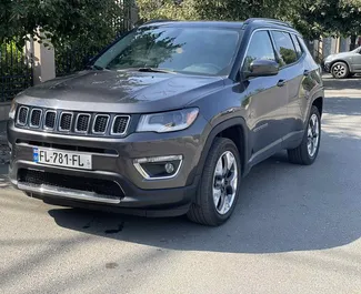 Vooraanzicht van een huurauto Jeep Compass in Tbilisi, Georgië ✓ Auto #7253. ✓ Transmissie Automatisch TM ✓ 0 beoordelingen.