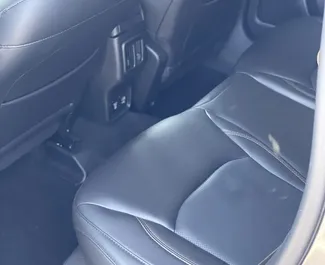 Interieur van Jeep Compass te huur in Georgië. Een geweldige auto met 5 zitplaatsen en een Automatisch transmissie.