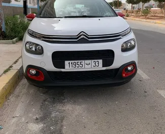 Vooraanzicht van een huurauto Citroen C3 op de luchthaven van Agadir, Marokko ✓ Auto #7538. ✓ Transmissie Handmatig TM ✓ 2 beoordelingen.