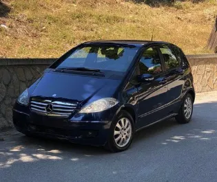 Vooraanzicht van een huurauto Mercedes-Benz A-Class in Durrës, Albanië ✓ Auto #7301. ✓ Transmissie Automatisch TM ✓ 0 beoordelingen.