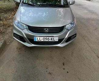 Vooraanzicht van een huurauto Honda Insight in Tbilisi, Georgië ✓ Auto #7383. ✓ Transmissie Automatisch TM ✓ 0 beoordelingen.