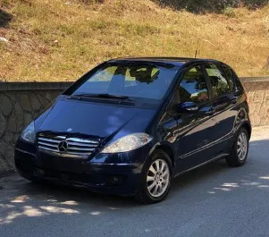 Vooraanzicht van een huurauto Mercedes-Benz A-Class in Durrës, Albanië ✓ Auto #7308. ✓ Transmissie Handmatig TM ✓ 1 beoordelingen.