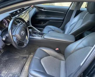 Interieur van Toyota Camry te huur in Georgië. Een geweldige auto met 5 zitplaatsen en een Automatisch transmissie.