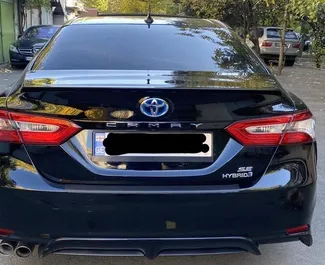 Hybride motor van 2,5L van Toyota Camry 2019 te huur in Tbilisi.