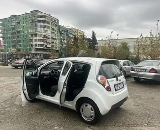 Vooraanzicht van een huurauto Chevrolet Spark in Tirana, Albanië ✓ Auto #7342. ✓ Transmissie Handmatig TM ✓ 0 beoordelingen.