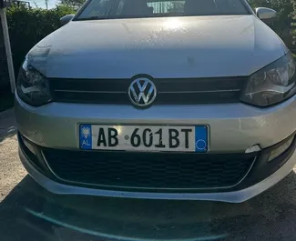 Vooraanzicht van een huurauto Volkswagen Polo in Durrës, Albanië ✓ Auto #7480. ✓ Transmissie Automatisch TM ✓ 0 beoordelingen.