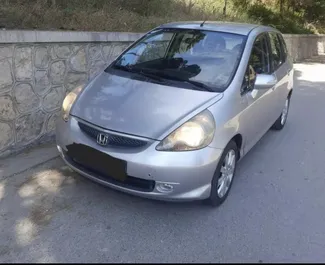 Vooraanzicht van een huurauto Honda Jazz in Durrës, Albanië ✓ Auto #7424. ✓ Transmissie Automatisch TM ✓ 2 beoordelingen.