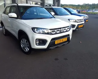 Vooraanzicht van een huurauto Suzuki Vitara Brezza op Mauritius Luchthaven, Mauritius ✓ Auto #7378. ✓ Transmissie Automatisch TM ✓ 0 beoordelingen.